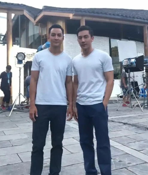 吴彦祖和他的替身站一块，谁更帅？