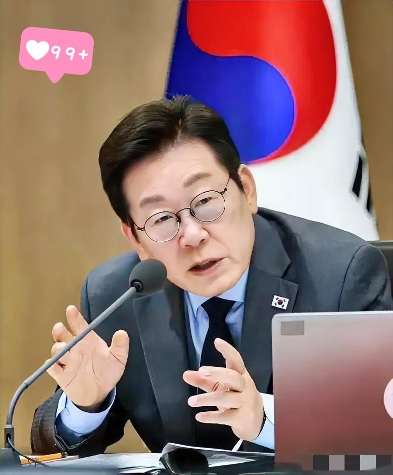 一觉醒来，韩国总统亲自怒斥反华媒体。当地时间21日，李在明在社交平台上发文怒斥韩