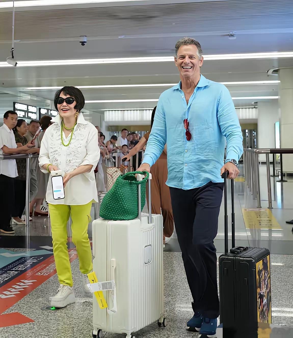 79岁靳羽西与小十六岁男友旅游度假照。刷到靳羽西和男友的度假照，真有点恍惚。
