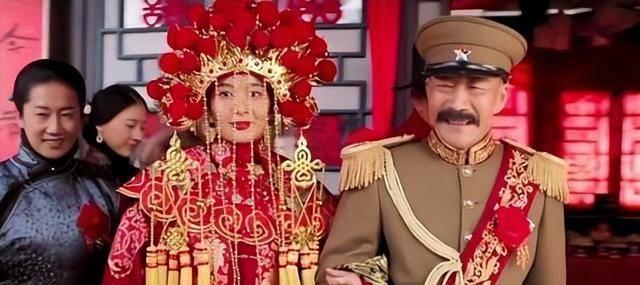 1906年，31岁的张作霖强势娶了18岁的许澍旸。大婚当夜，张作霖搂着许澍旸纤细