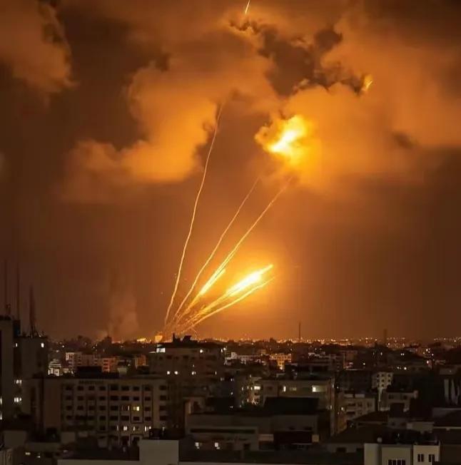 以色列终于承认怕了。我们发现没有，以色列当初在空袭伊朗时候，很嚣张，根本没把他当