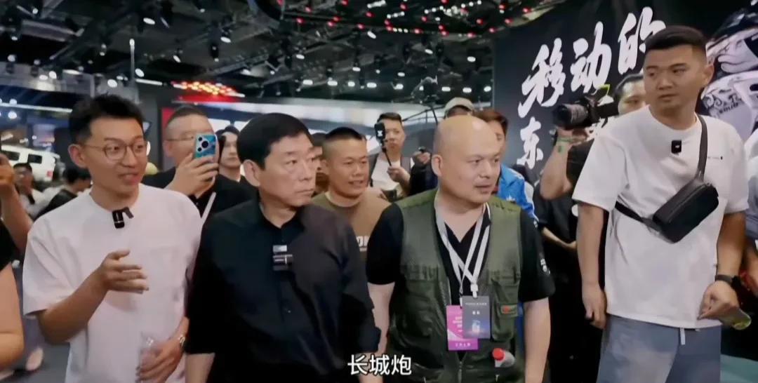 今天魏建军一早就到成都车展长城展台，给现场博主，车友讲长城旗下车型，参数，工艺，