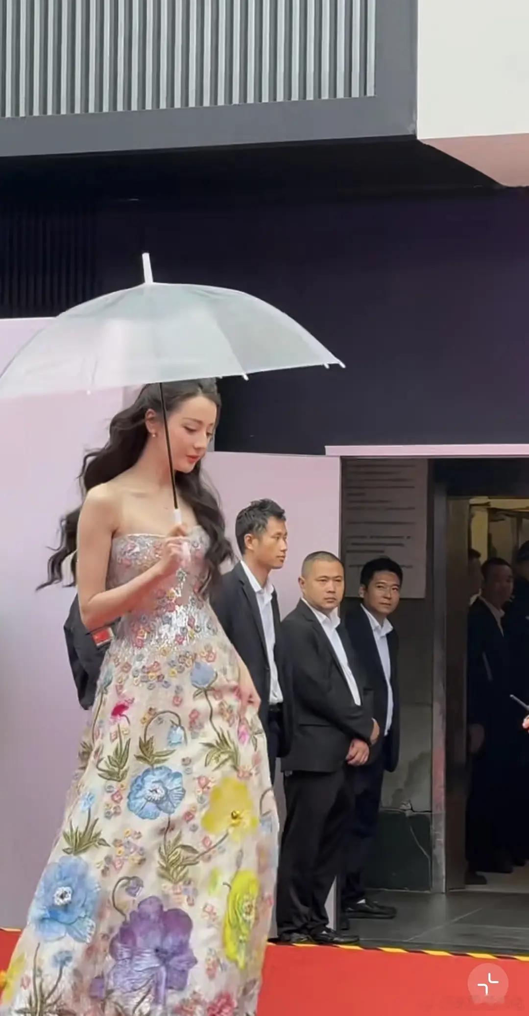 热巴以前和现在的对比真的很残忍吧？