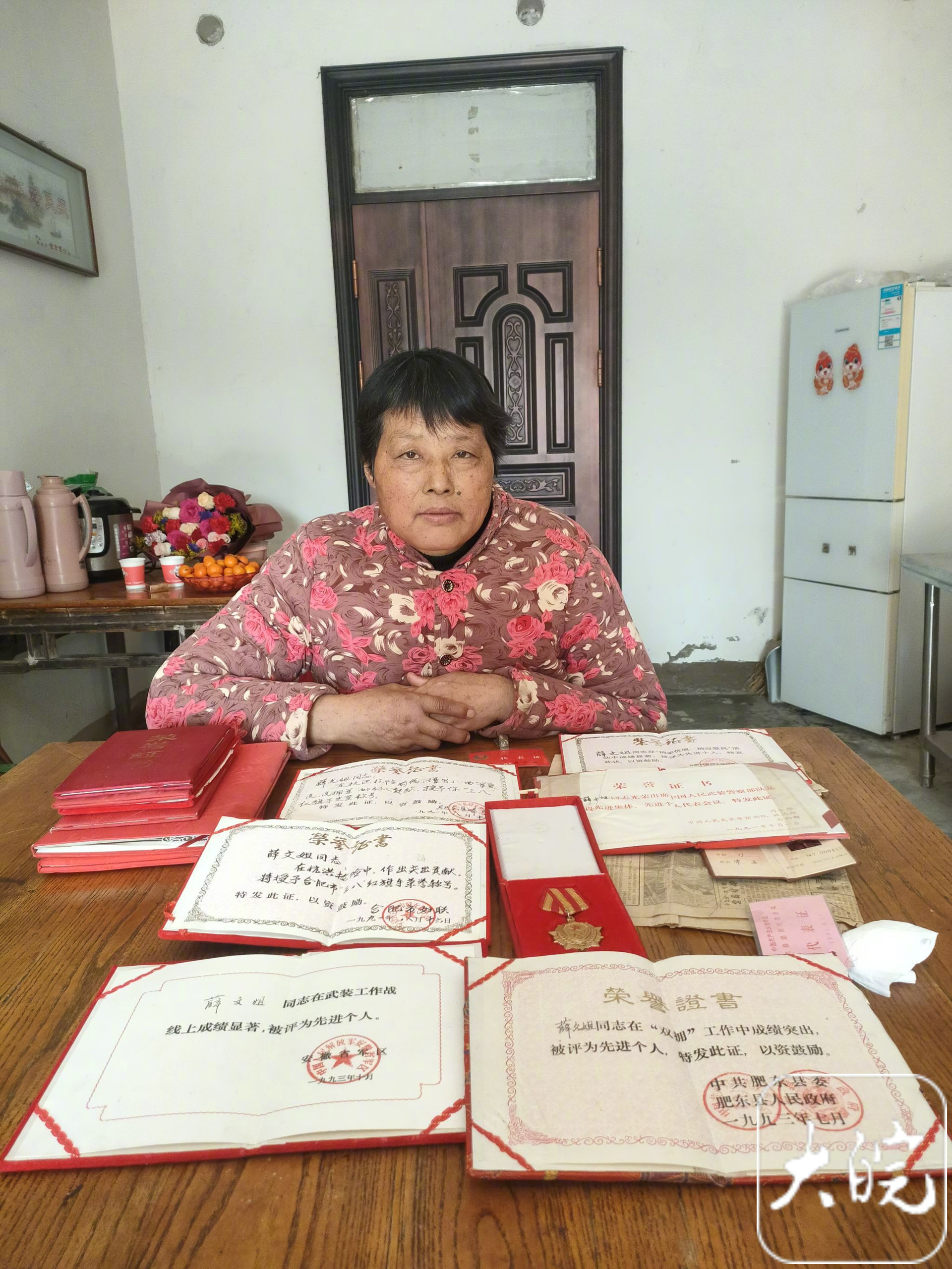 #薛文姐说没做大事却藏着一沓荣誉#【#35年前救人英雄如今被众人拯救#】2月1