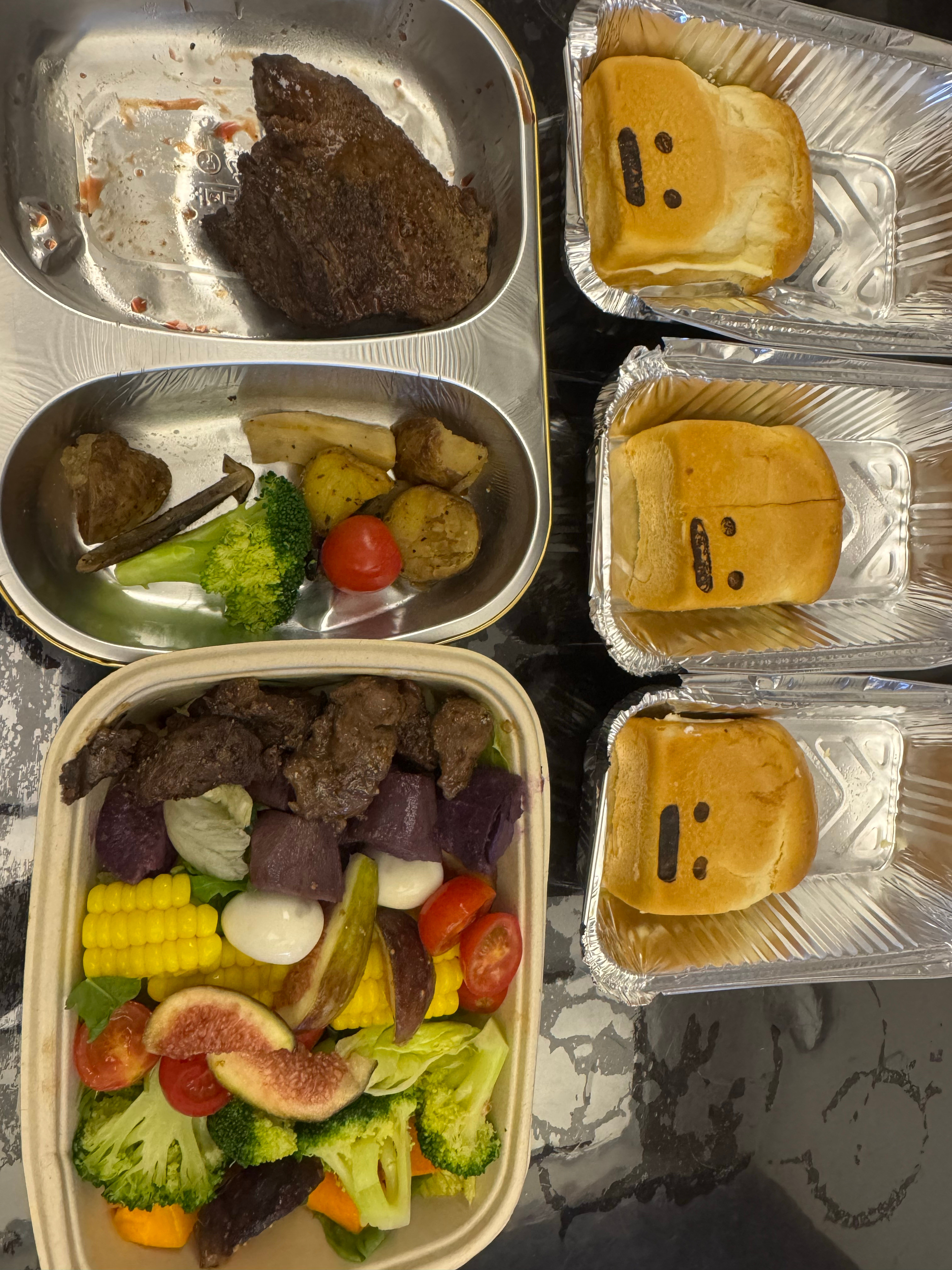 我的晚饭就叫一个外卖解决了（其实一周下来没有点甜品🧁感觉就是缺了点什么）