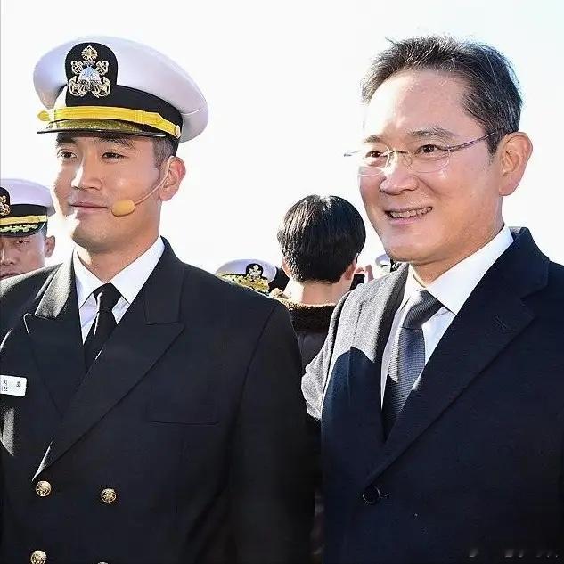 “李在镕林世玲离婚15年首同框！为儿子授衔却死活不合体，场面尬穿地心”11月