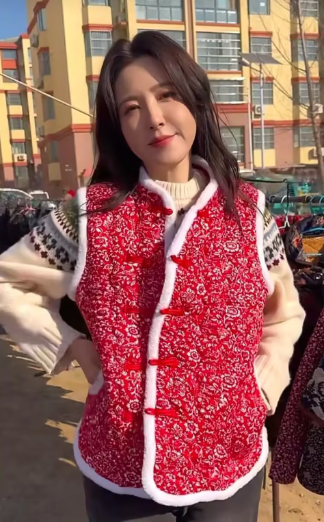 49岁曾黎穿毛衣+牛仔裤赶大集！街边试棉马甲好接地气，穿啥都美​​​