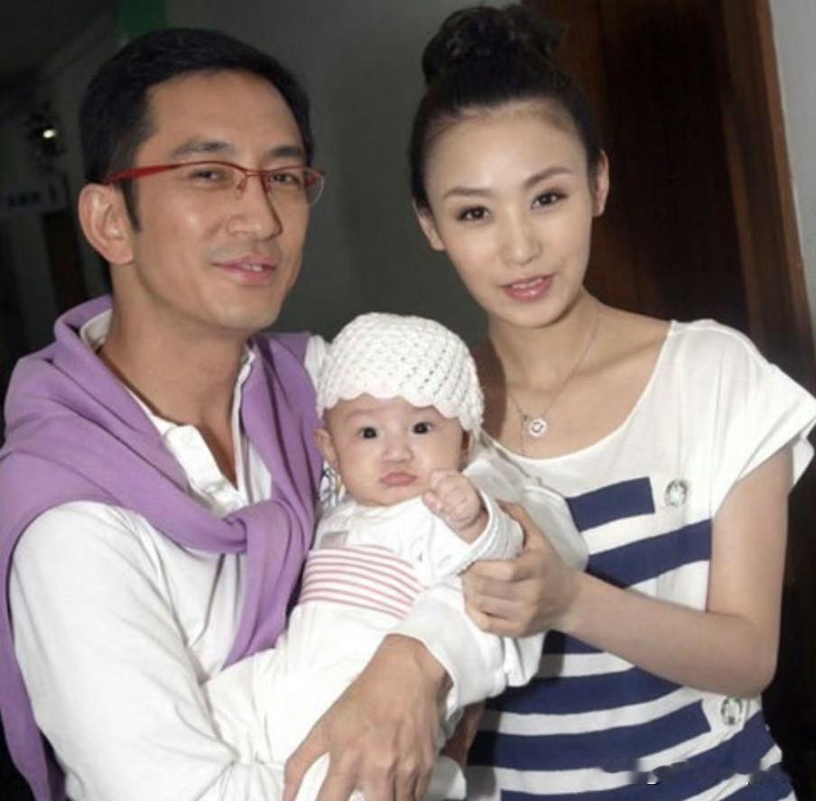 哇，吴启华女儿都17岁啦！！看照片确实漂亮，眉眼间很有爸爸的影子，说是“翻版吴