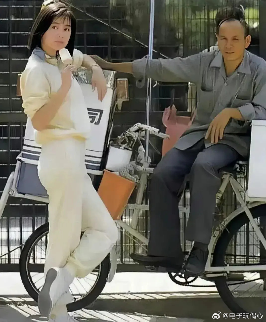 林青霞年轻时候的照片，那时候还是21岁，在街边悠闲的吃着雪糕