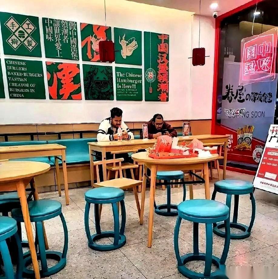 我一个开餐馆的朋友，今天差点被气到关门。真的，就差一点点。一大早，店里来了俩