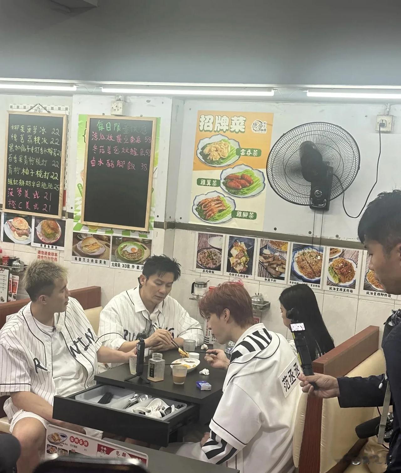 跑男近日在澳门拍摄，而某一个澳门商家兴奋的表示，想不到明星也会去她的店里面吃饭。