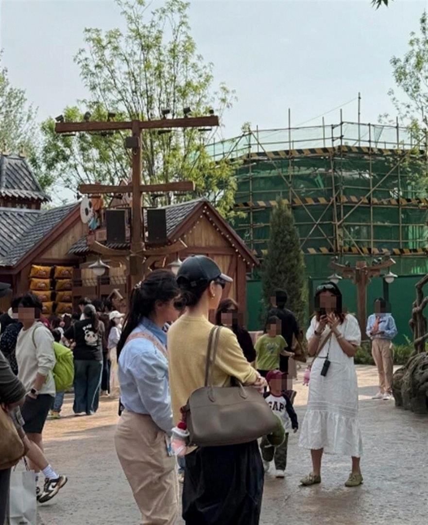 戚薇儿子罕见照曝光，从小被细心呵护，11岁女儿却一直在娱圈露面