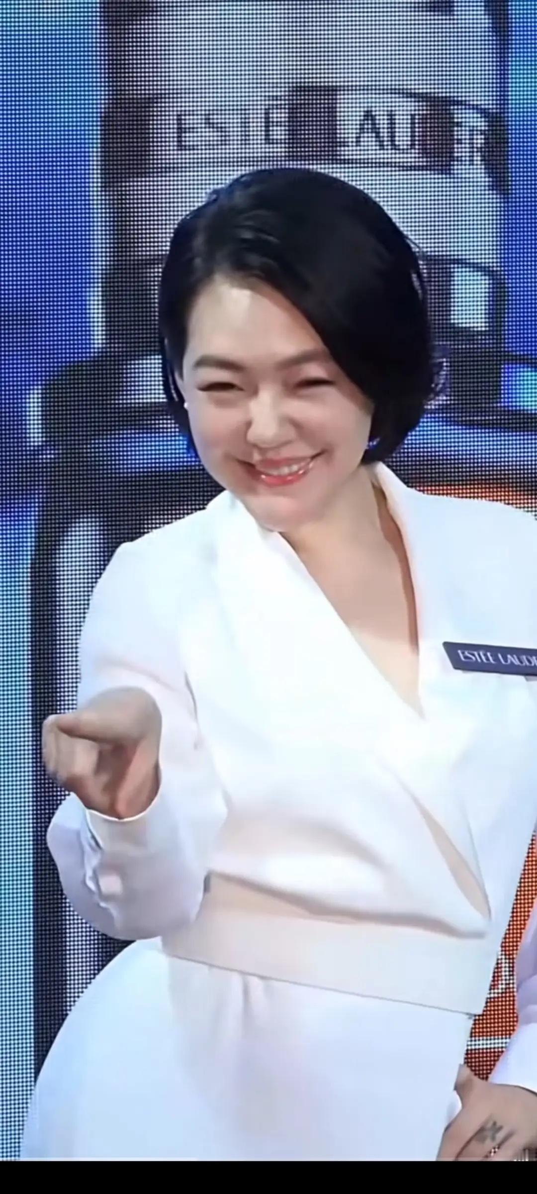 小S成为雅斯兰黛代言人，开心极了！终于比她姐混的好了！满脸的胶原蛋白，笑起来也