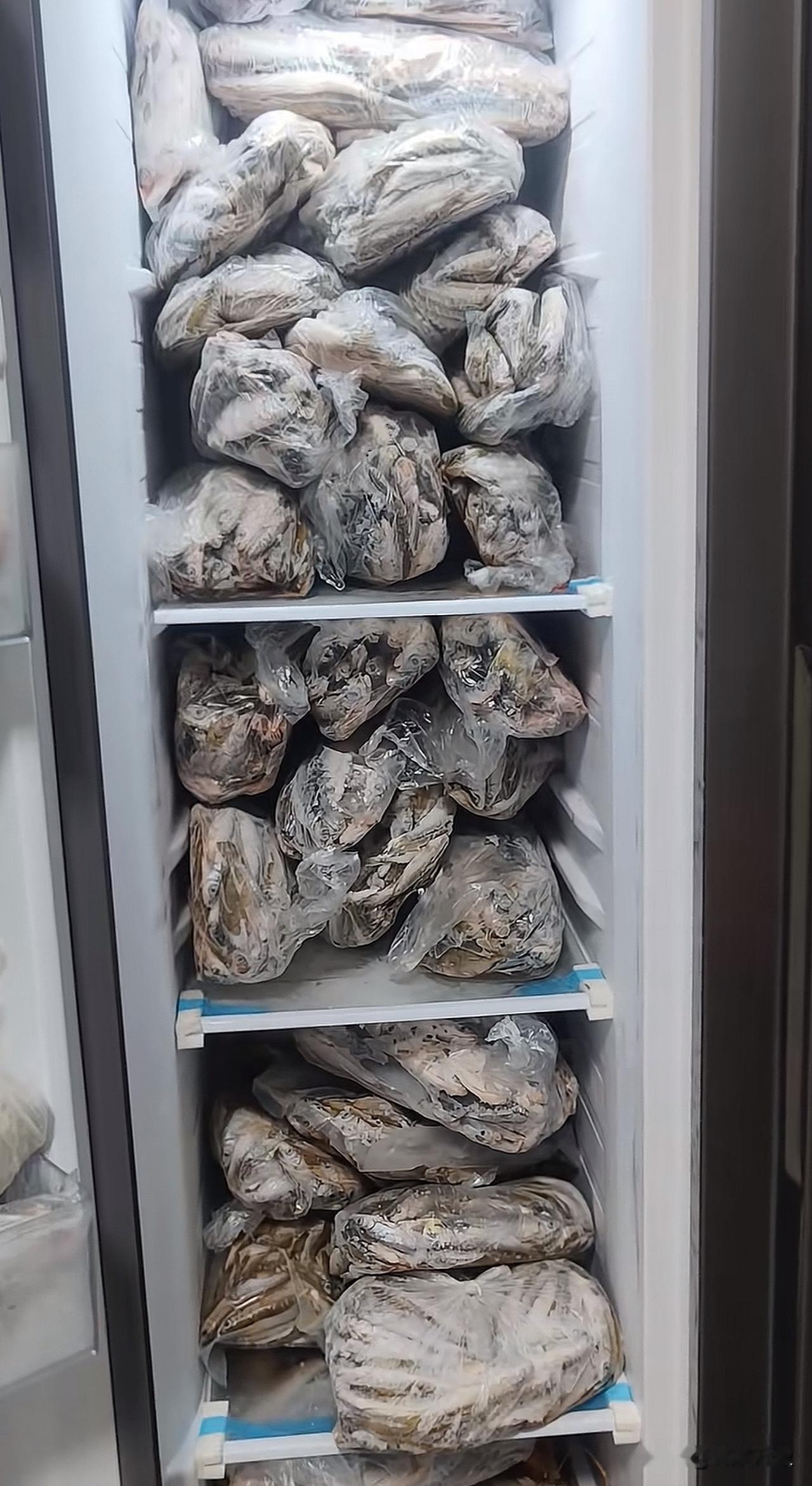 哎哟妈呀，几天没回来，打开冰箱都是鱼[笑着哭][笑着哭]