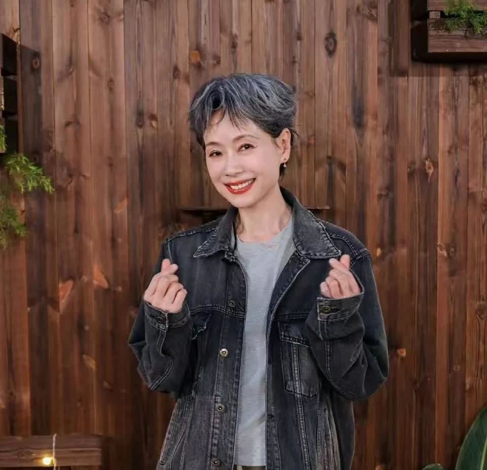 是谣言吗？真是真伪难辨！最近在网上看到一则消息：李宇春与叶童是母女关