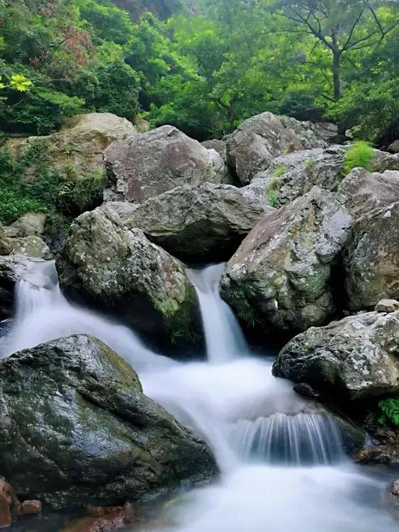 一场中雨过后，温州中雁西漈景区，瀑布飞流直下，溪流潺潺。聆听大自然的动人旋律，心