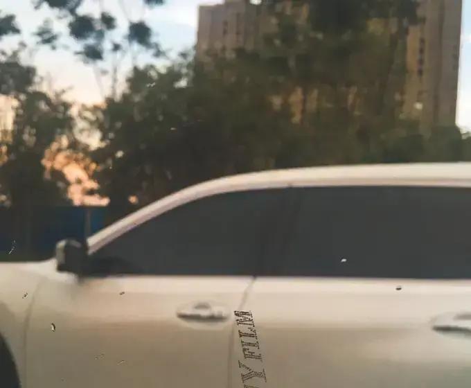 现在去汽配城转悠一圈，稍微上点档次的整车隐形车衣直接就能给你报价8500，就连单