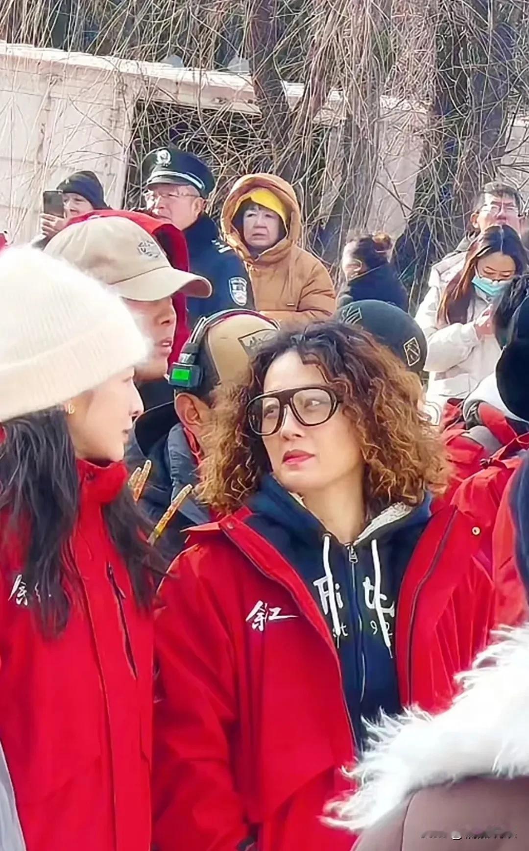 这还是马伊琍吗？新剧形象太炸裂了。马伊琍现身新剧《余红》开机现场，头发染成了黄