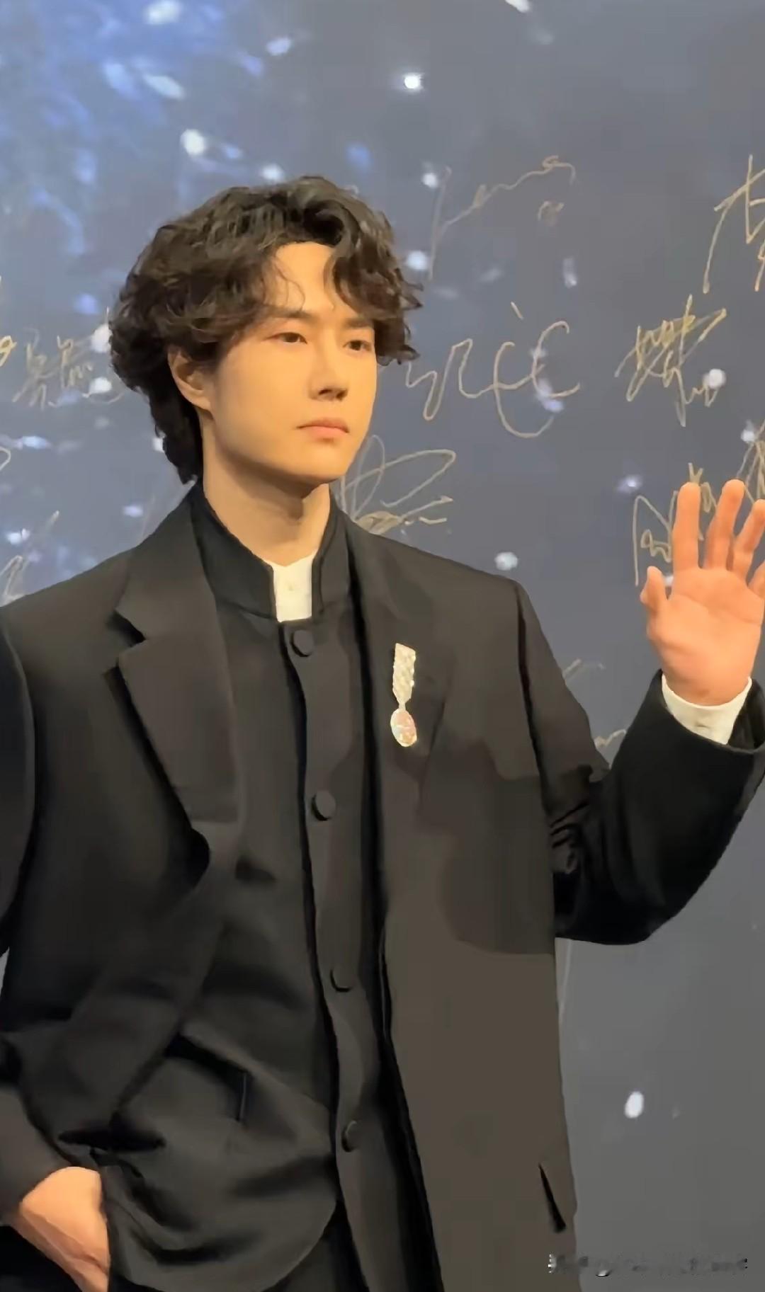 回顾微博之夜，发现还是王一博拎得清，领完奖后的模样，别说主持人没料到，旁人也