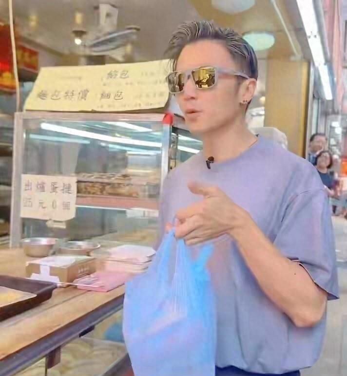 谢霆锋逛街买糕点，老板娘求合影笑到眯眼，无明星架子互动接地气！[赞][赞]