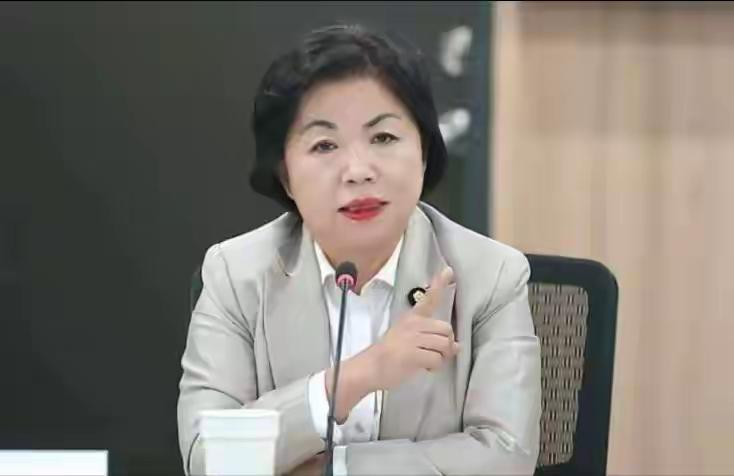 杨琼樱说要在三月底民调选要赢过江启臣，而且台中市长大选也要赢。杨琼樱为什么有