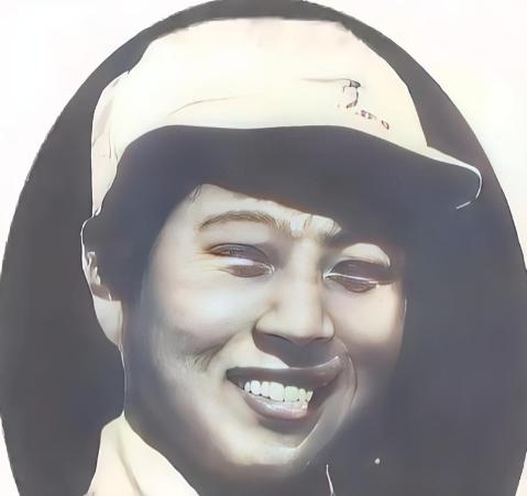 1941年，23岁的辛锐躺在担架旁，抬她的4位同志都已牺牲，敌人冲了上来，可是，