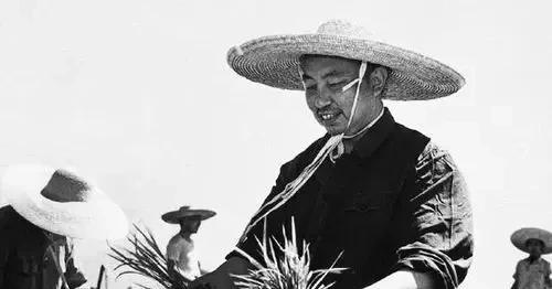 华国锋对邓颖超有多敬重，从他卸任后来发生的一件小事就可以看出。1980年9月，