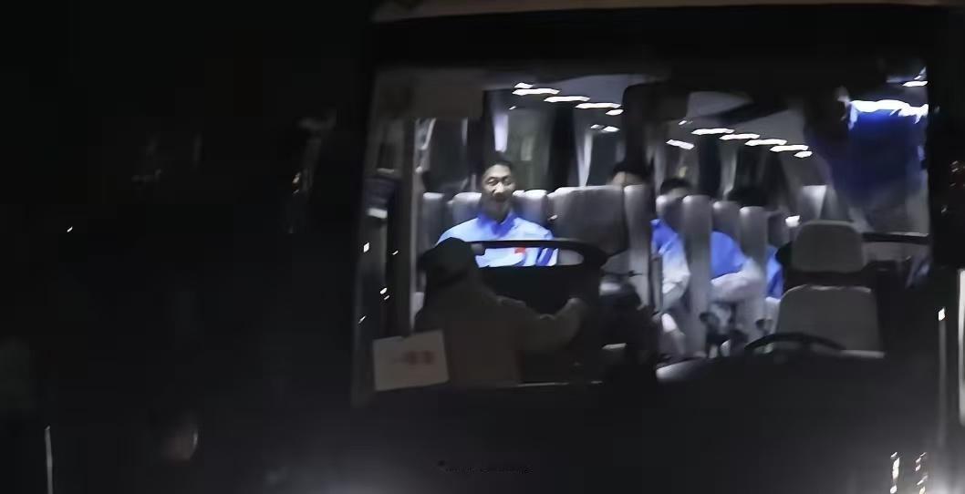 国乒发车前，出现最感人的一幕！凌晨四点，天都未亮，在发车的最后一刻，车门打开