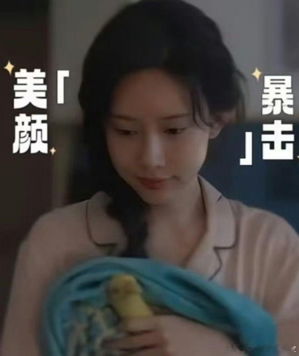 李雪琴称赞孟子义的素颜特别漂亮，皮肤也好，而且整个人的状态很自在。两人在节目中因