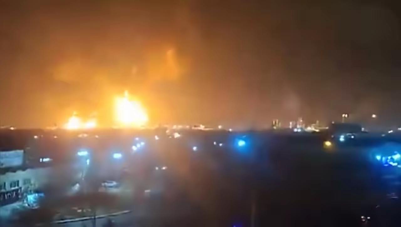 太狠了！美军刚联手以色列炸了德黑兰炼油厂，伊朗当晚就火力拉满硬核报复，直接发射“