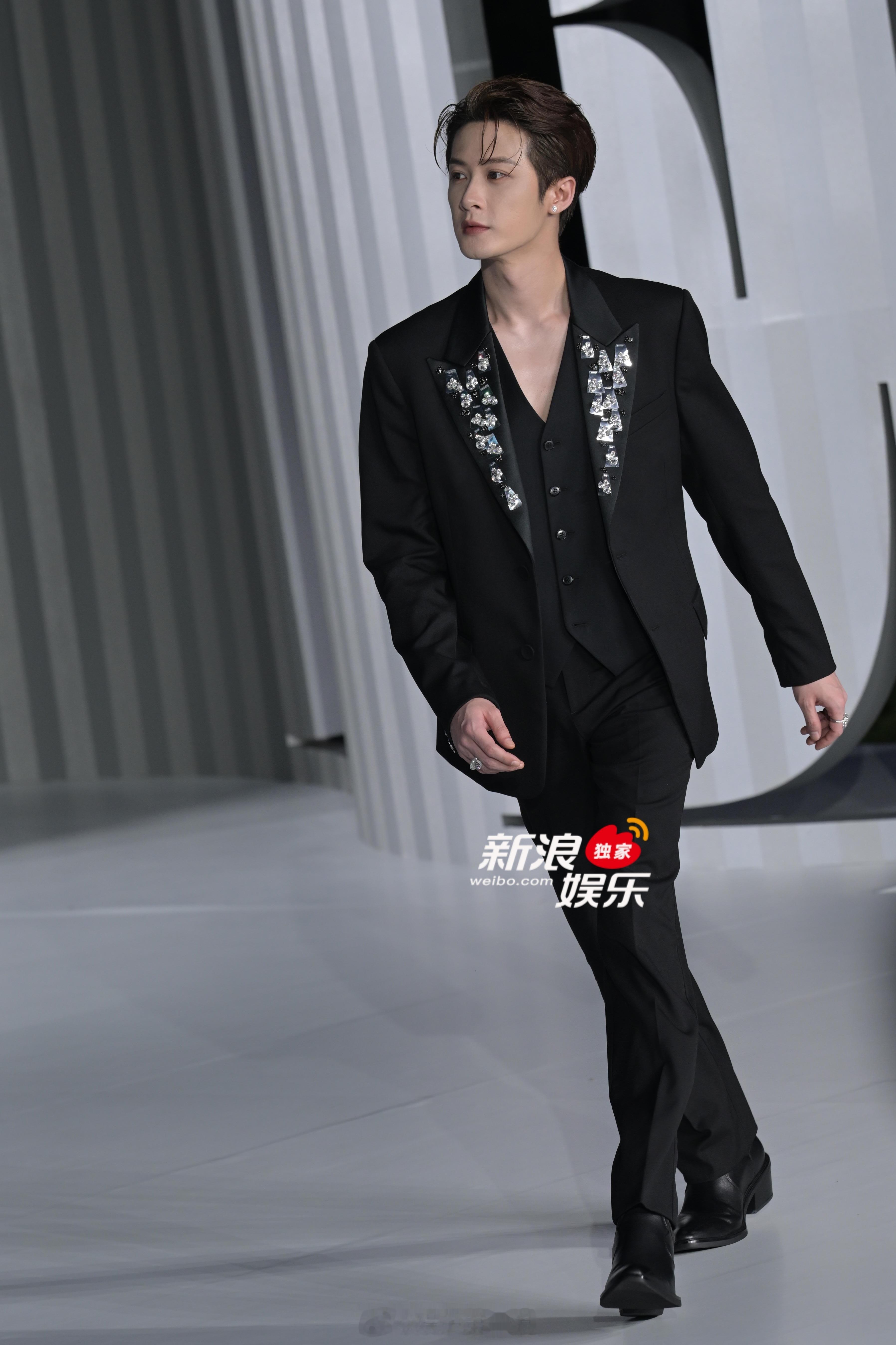 檀健次行走的雕塑檀健次一挥手我就没招了檀健次一挥手，第一浪就没招了