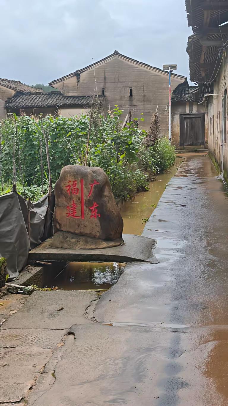 以河为省界的不少，这么小的水沟划分省界的还是第一次见，而且这个石碑，明显是在人家