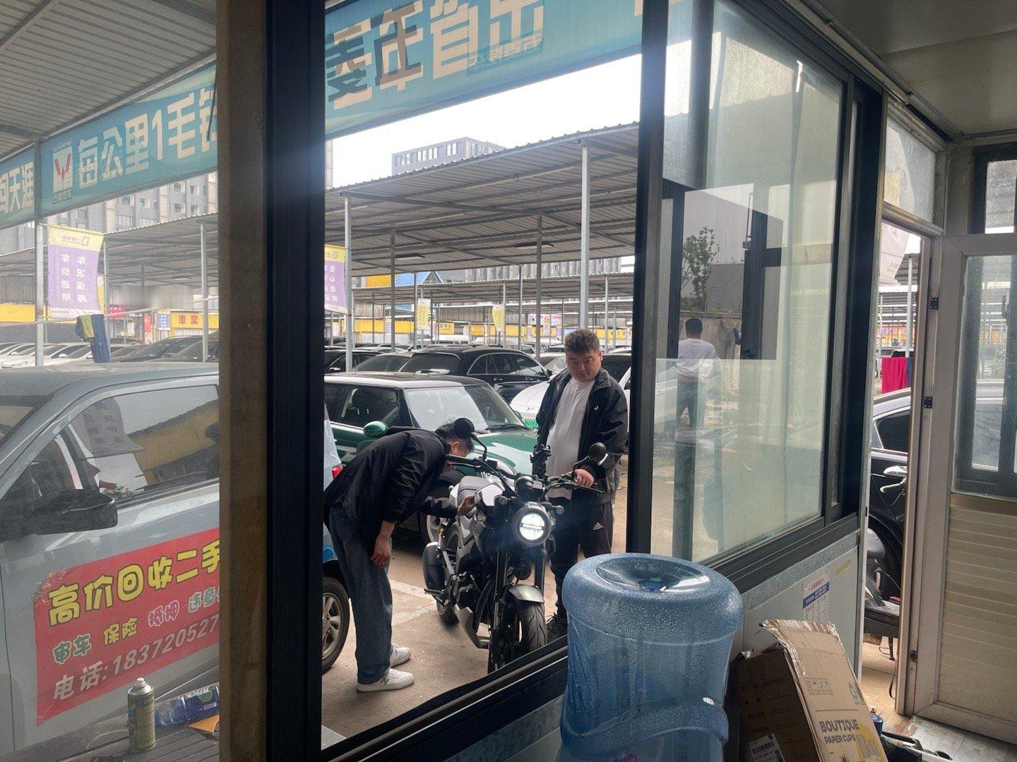 现在武汉摩托车上牌的政策放开了，不需要居住证，不需要户口，只要一张身份证就能上牌