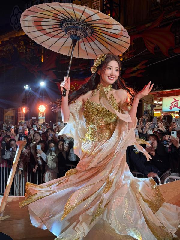 今天毛晓彤亮相福州，她这次搭配的非常漂亮，看起来像个美丽的嫦娥姐姐。毛晓彤穿