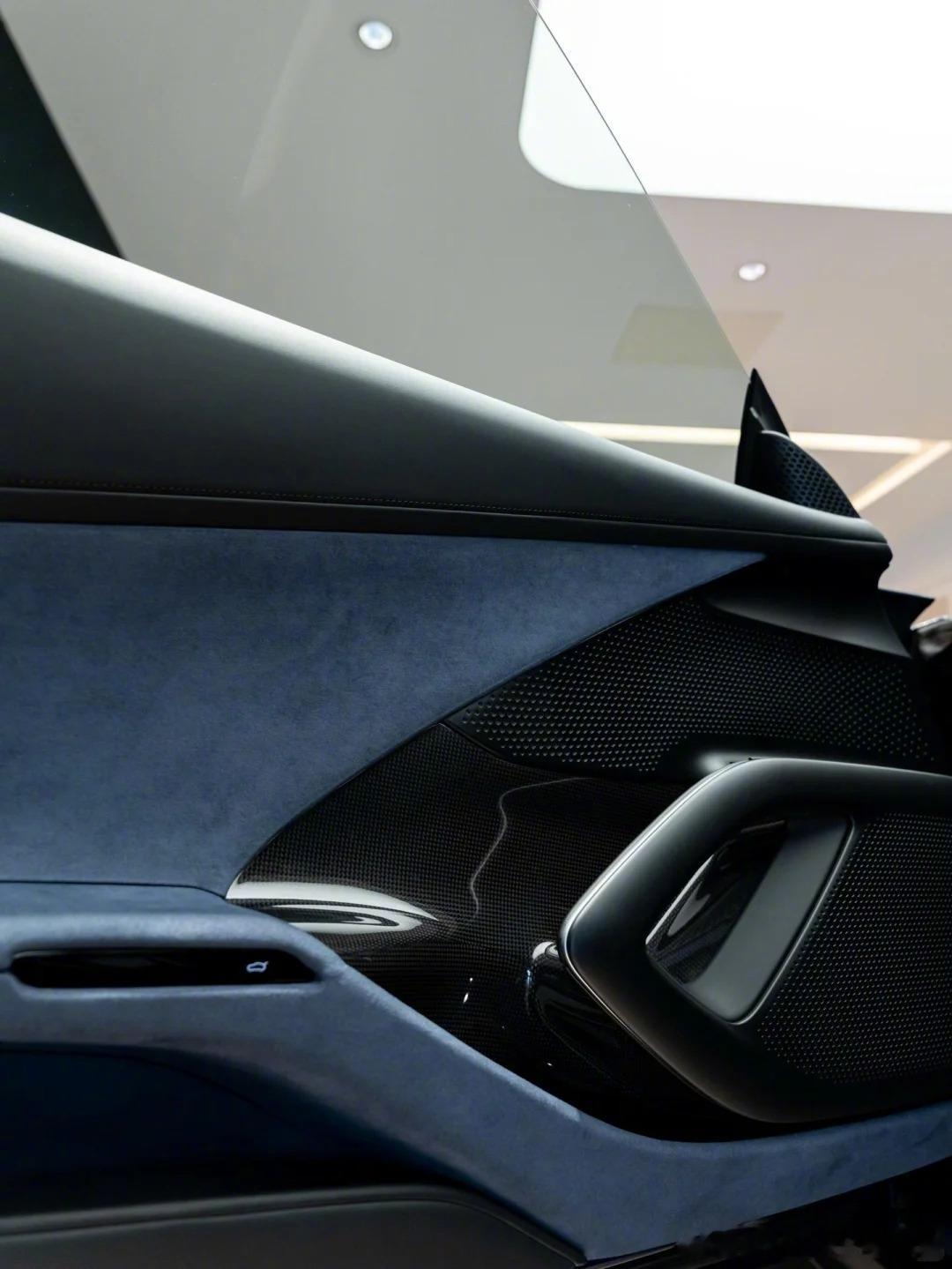 法拉利12C敞篷，一板一眼都是帅