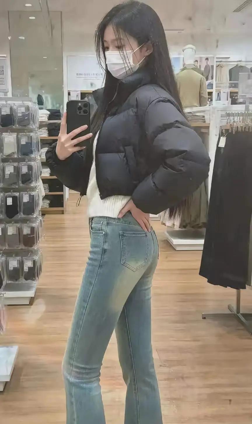 加班到九点，拖着一身疲惫冲进优衣库，只想随便抓件羽绒服应付降温。对着镜子自