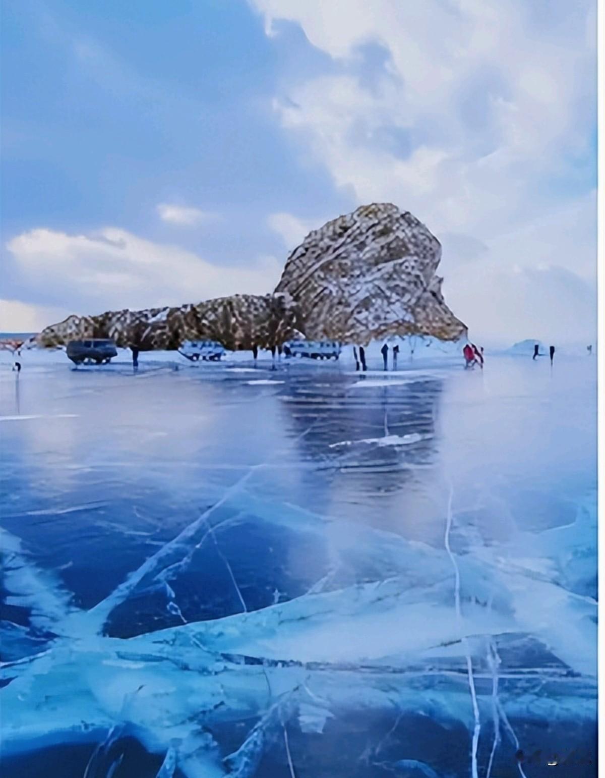 贝加尔湖旅游车坠湖悲剧，狠狠戳中了旅游最忌讳的心态——又富又抠。这些游客明明舍得