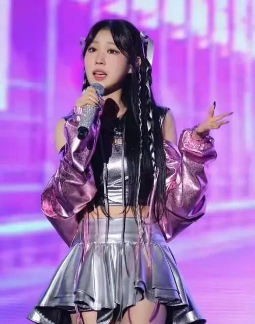 怎么回事？前脚刚演唱会争议轰动那么大她爸还下跪道歉但是买票的观众基本不买账