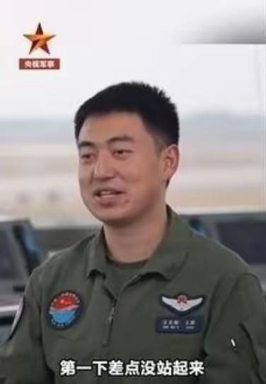 歼16飞行员一天巡航超8小时：空间小不能多喝水穿纸尿裤：歼16飞行员王文毅等常
