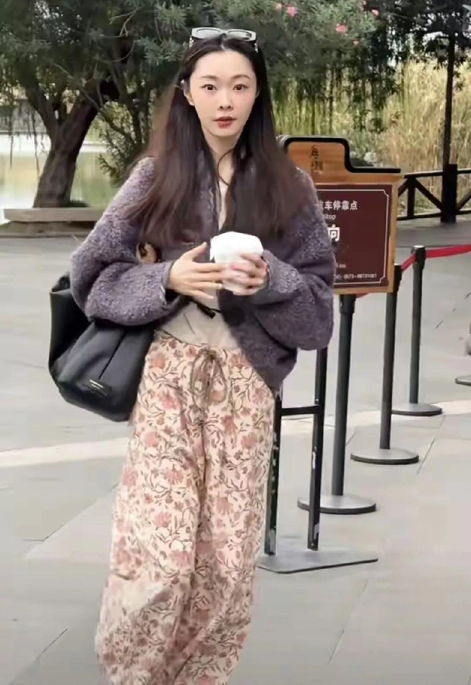 家人们谁懂啊！在乌镇竟与宋轶来了场浪漫偶遇！她穿着大花裤子现身，本以为会有些许“