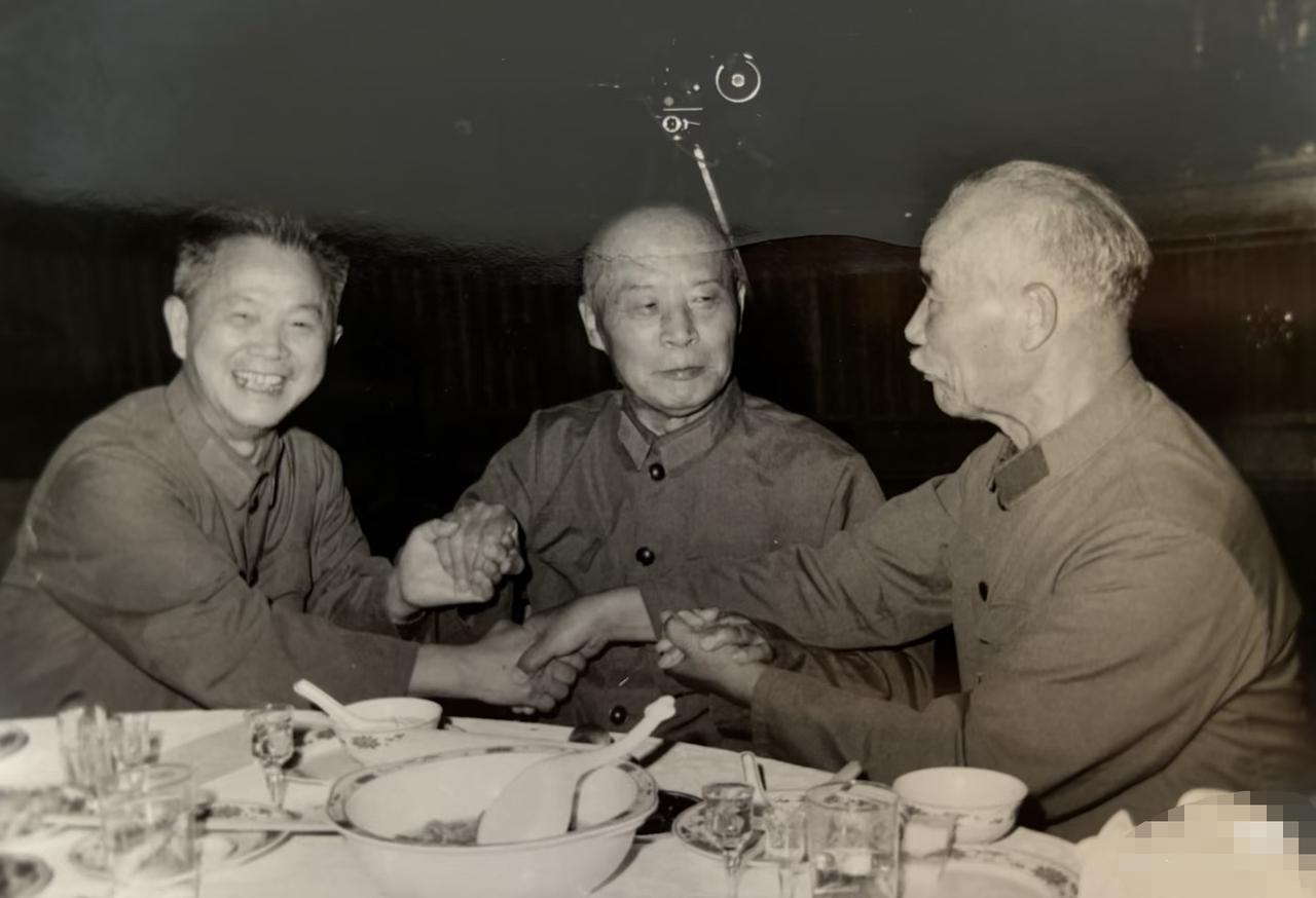 舒同、吕正操、孙毅，一张罕见的合影，这张照片拍摄于上世纪80年代的北京，一场老战
