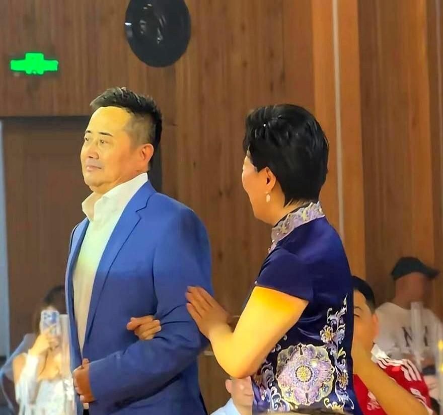 赵海燕一开口，台下600宾客全笑了。辽宁大学副教授、二人转演员赵海燕，在台上