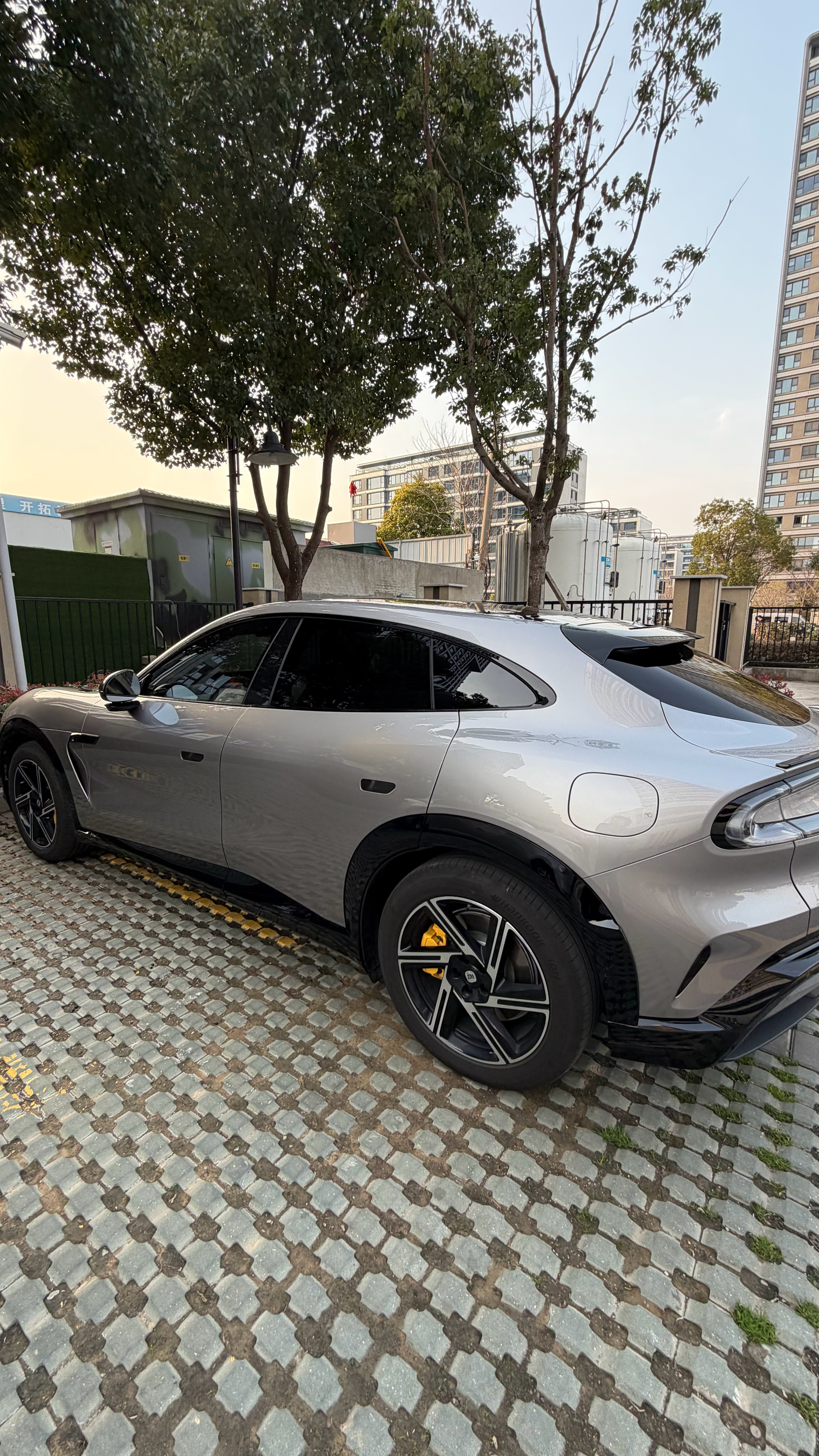 刚有个50多岁的叔叔看了我车半天，我开窗问他觉得怎么样？他说比网上看到的还好看，