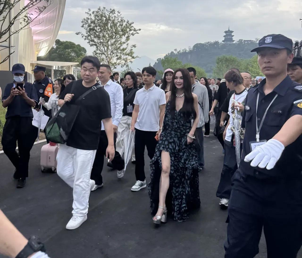 网友浙江温州偶遇国际巨星，60岁温碧霞受邀出席活动真的好漂亮最近有网友在温州