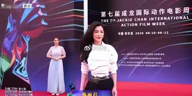 陈丽君真的很适合这个大波浪发型，每次都很好看
