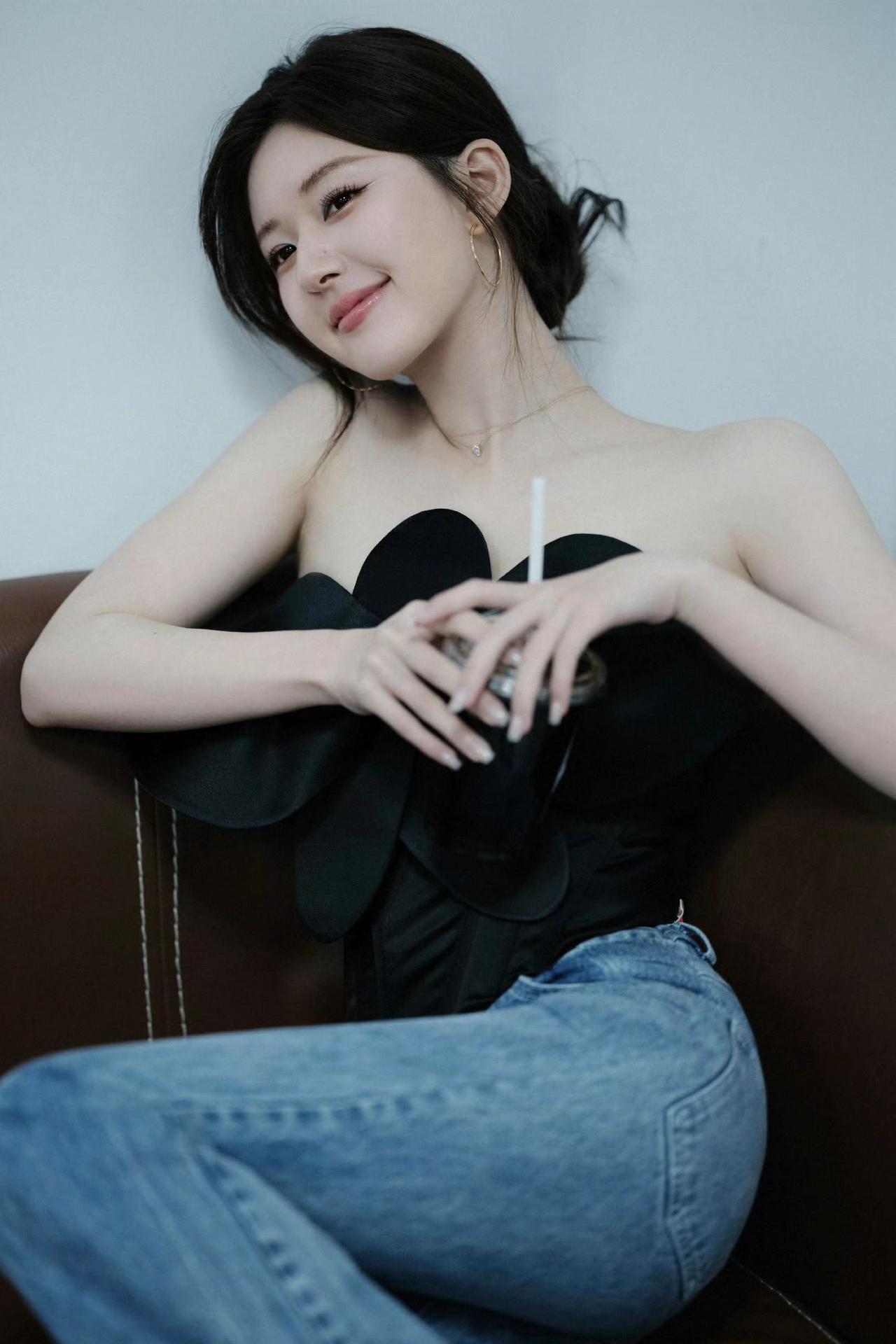 赵露思新造型太惊艳，抹胸配牛仔裤混搭风美出新高度赵露思明星美女时尚穿搭哪