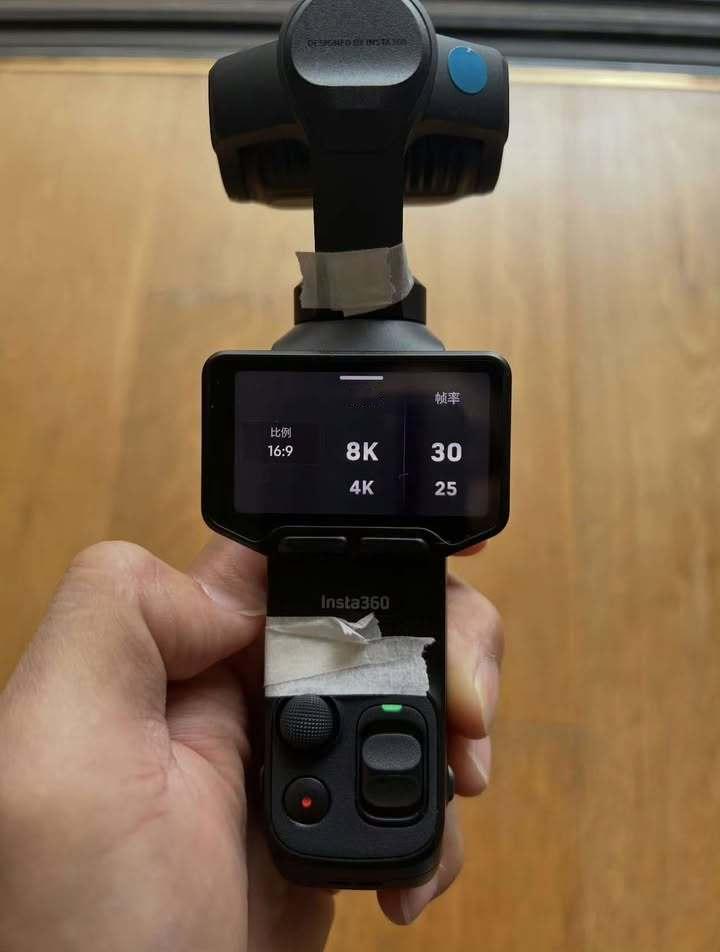 insta360Luna支持8K拍摄，支持推拉式的长焦独立按钮，而且可以在北