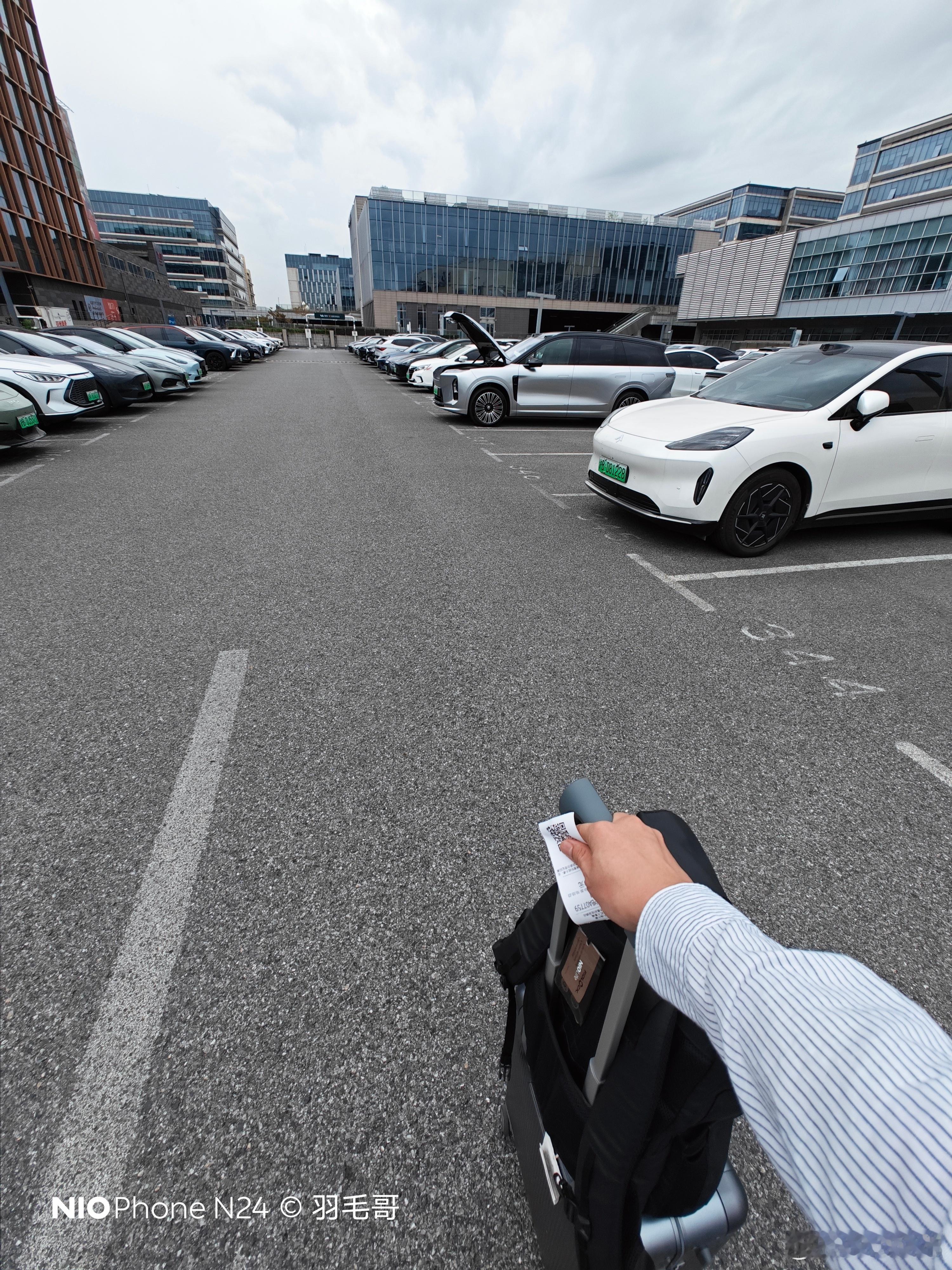 早起出差看到停车场很空旷没啥人不会社恐，解锁后先嗷一嗓子喊开前备箱，前盖徐徐打开