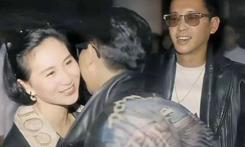 1990年慈善晚会，何超琼遇见陈百强。陈百强绅士像哥哥一样抱了抱她。她的未婚夫许