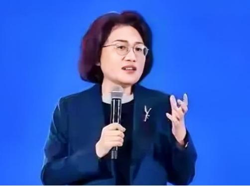 华为半导体掌门人何庭波女士，可能怎么也没想到，当她信心满满地在国际顶级会议上，发